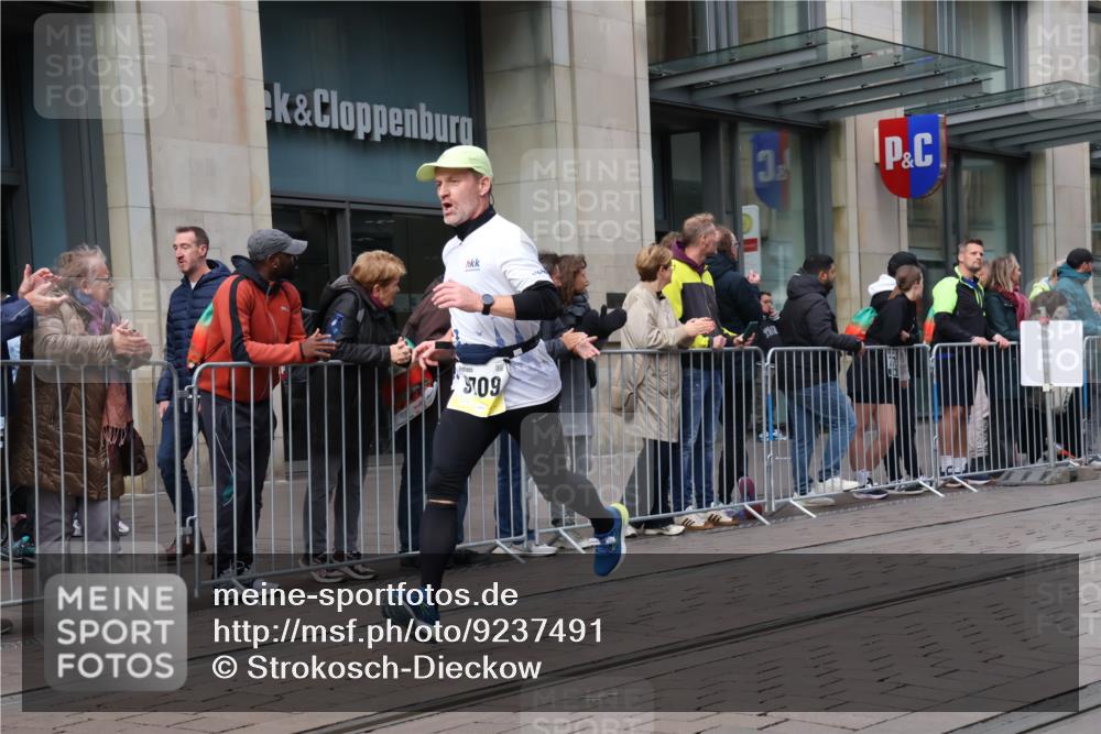 05.10.2025 - 20. swb-Marathon Bremen Strokosch-Dieckow http://msf.ph/oto/9237491 05.10.2025 10:45:30 Ziel 28, 8000, 9200, 9222, 9285, 9397, 9500, 9709, 9876, 9960, 10090, 10350, 10639, 10773, 10792, 10823, 11513, 11617, 11678, 11745, 28, 8000, 9200, 9222, 9285, 9397, 9500, 9709, 9876, 9960, 10090, 10350, 10639, 10773, 10792, 10823, 11513, 11617, 11678, 11745 meine-sportfotos.de