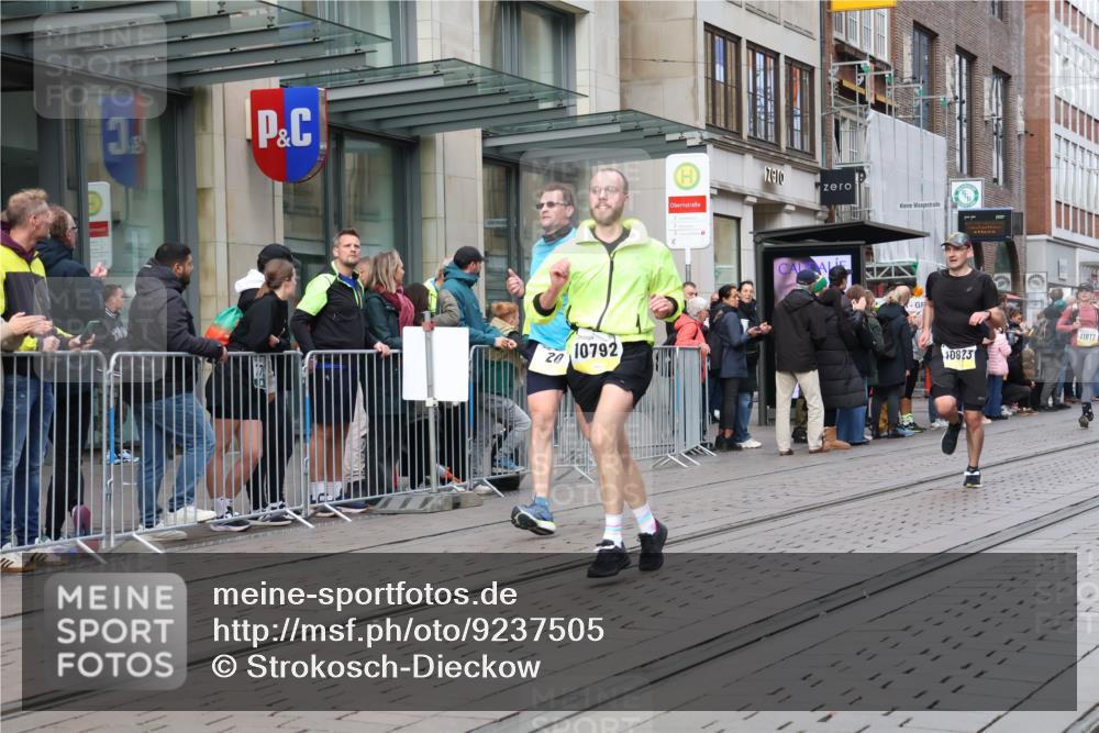 05.10.2025 - 20. swb-Marathon Bremen Strokosch-Dieckow http://msf.ph/oto/9237505 05.10.2025 10:45:30 Ziel 28, 8000, 9200, 9222, 9285, 9397, 9500, 9709, 9876, 9960, 10090, 10350, 10639, 10773, 10792, 10823, 11513, 11617, 11678, 11745, 28, 8000, 9200, 9222, 9285, 9397, 9500, 9709, 9876, 9960, 10090, 10350, 10639, 10773, 10792, 10823, 11513, 11617, 11678, 11745 meine-sportfotos.de