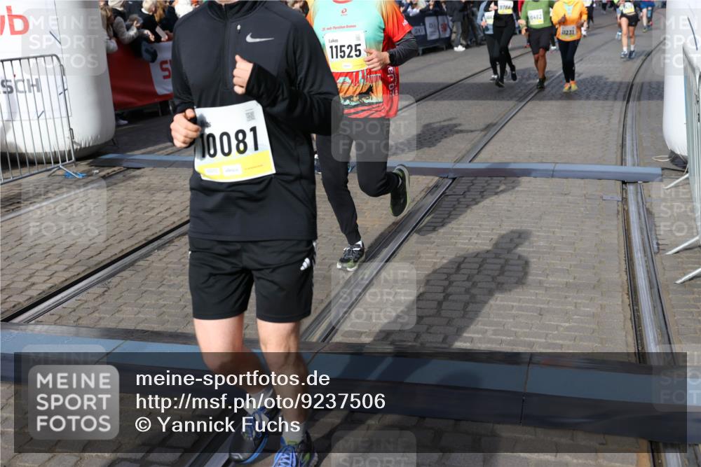 05.10.2025 - 20. swb-Marathon Bremen Yannick Fuchs http://msf.ph/oto/9237506 05.10.2025 11:06:13 Ziel 9355, 9438, 9786, 9931, 10081, 10095, 10100, 10101, 10462, 10587, 10597, 10623, 11134, 11231, 11425, 11468, 11525 meine-sportfotos.de