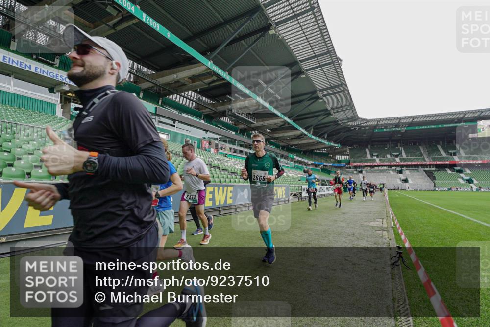 05.10.2025 - 20. swb-Marathon Bremen Michael Burmester http://msf.ph/oto/9237510 05.10.2025 13:00:46 Laufen im Stadion 47, 52, 72, 156, 271, 283, 491, 498, 575, 627, 694, 1017, 1116, 1182, 1273, 1423, 1471, 1606, 1806, 1968, 1973, 1998, 2007, 2196, 2330, 2369, 2446, 2504, 2518, 2661, 2668, 2706, 2745, 2806, 2822, 2915, 3040, 3160, 3177, 3209, 3237, 3293, 3360, 3549, 3604, 3605, 3979, 4034, 4035, 4046, 4202, 4216, 4263, 4502, 4592, 4661, 4788, 4879, 5011, 5121, 5183, 5272, 5329, 5414, 5610, 5627, 5663, 5727, 5836, 5841, 6027, 6057, 6208, 6389, 6440, 6523, 6636, 6704, 6762 meine-sportfotos.de