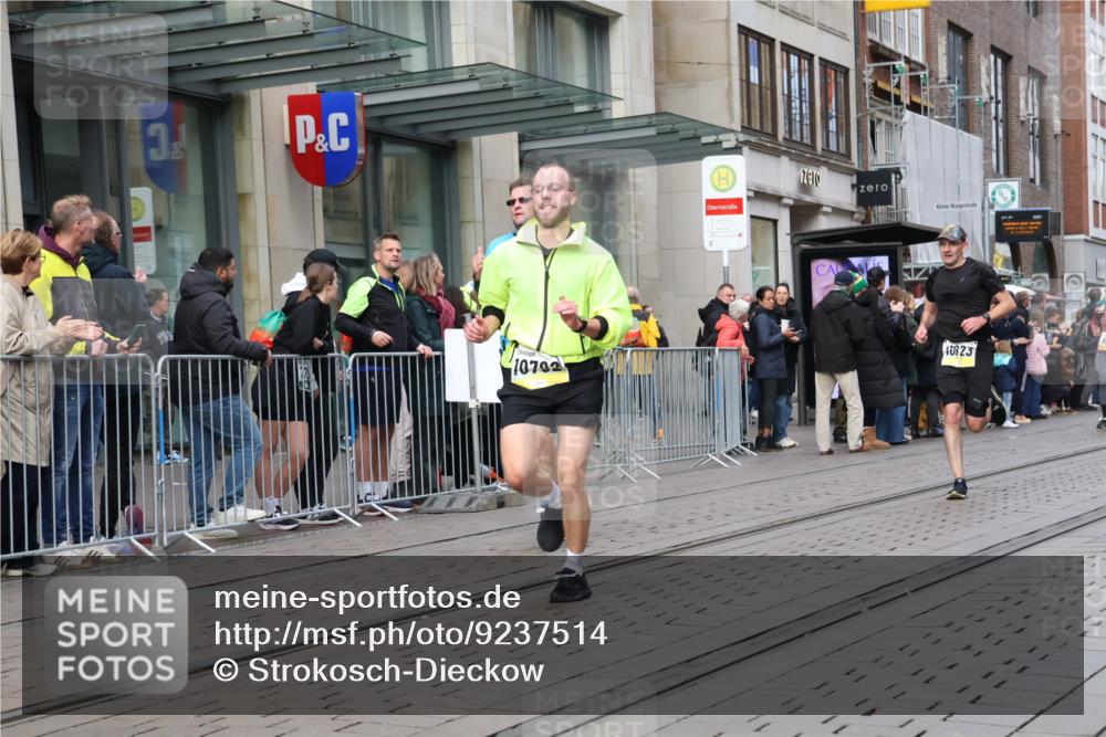 05.10.2025 - 20. swb-Marathon Bremen Strokosch-Dieckow http://msf.ph/oto/9237514 05.10.2025 10:45:31 Ziel 28, 8000, 9200, 9222, 9285, 9397, 9500, 9709, 9876, 9960, 10090, 10350, 10639, 10688, 10773, 10792, 10823, 11513, 11617, 11678, 11745, 28, 8000, 9200, 9222, 9285, 9397, 9500, 9709, 9876, 9960, 10090, 10350, 10639, 10688, 10773, 10792, 10823, 11513, 11617, 11678, 11745 meine-sportfotos.de