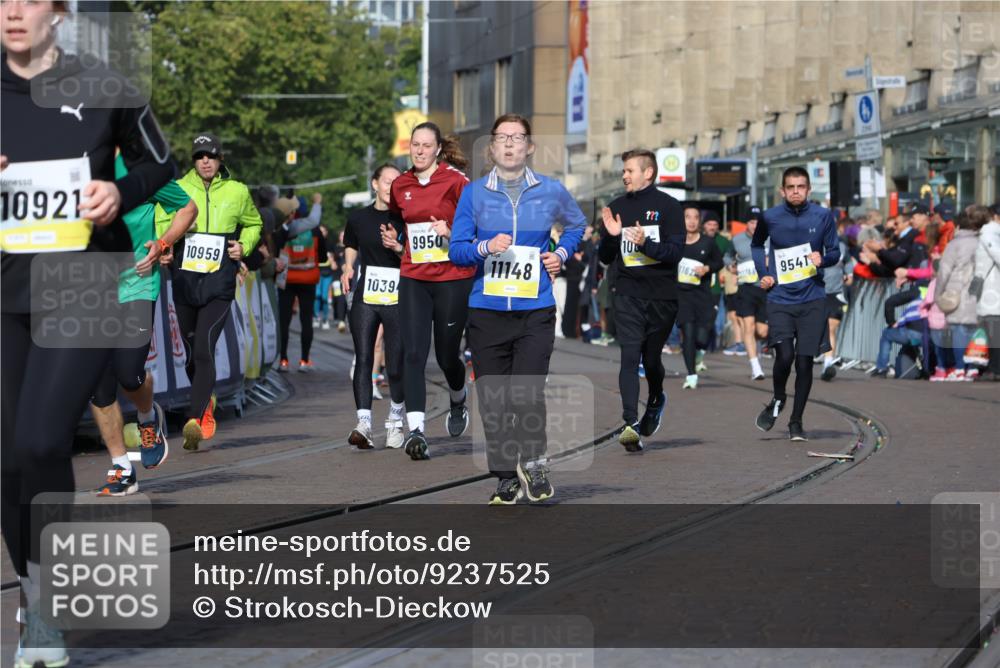 05.10.2025 - 20. swb-Marathon Bremen Strokosch-Dieckow http://msf.ph/oto/9237525 05.10.2025 10:55:57 Ziel 7147, 9541, 9871, 9950, 10015, 10394, 10641, 10654, 10675, 10758, 10921, 10959, 11148, 11439, 11626 meine-sportfotos.de