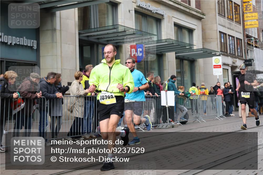 05.10.2025 - 20. swb-Marathon Bremen Strokosch-Dieckow http://msf.ph/oto/9237529 05.10.2025 10:45:31 Ziel 28, 8000, 9200, 9222, 9285, 9397, 9500, 9709, 9876, 9960, 10090, 10350, 10639, 10688, 10773, 10792, 10823, 11513, 11617, 11678, 11745, 28, 8000, 9200, 9222, 9285, 9397, 9500, 9709, 9876, 9960, 10090, 10350, 10639, 10688, 10773, 10792, 10823, 11513, 11617, 11678, 11745 meine-sportfotos.de