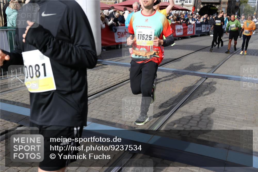 05.10.2025 - 20. swb-Marathon Bremen Yannick Fuchs http://msf.ph/oto/9237534 05.10.2025 11:06:13 Ziel 9355, 9438, 9786, 9931, 10081, 10095, 10100, 10101, 10462, 10587, 10597, 10623, 11134, 11231, 11425, 11468, 11525 meine-sportfotos.de