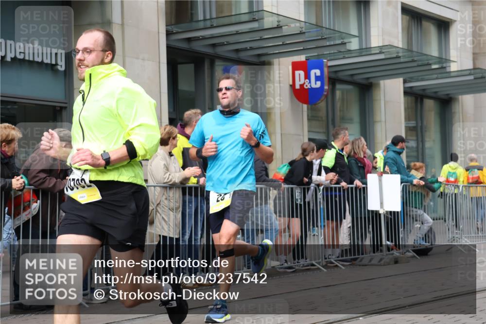05.10.2025 - 20. swb-Marathon Bremen Strokosch-Dieckow http://msf.ph/oto/9237542 05.10.2025 10:45:32 Ziel 28, 8000, 9200, 9285, 9397, 9500, 9709, 9876, 9960, 10090, 10350, 10639, 10688, 10773, 10792, 10823, 11074, 11513, 11617, 11678, 11745, 28, 8000, 9200, 9285, 9397, 9500, 9709, 9876, 9960, 10090, 10350, 10639, 10688, 10773, 10792, 10823, 11074, 11513, 11617, 11678, 11745 meine-sportfotos.de