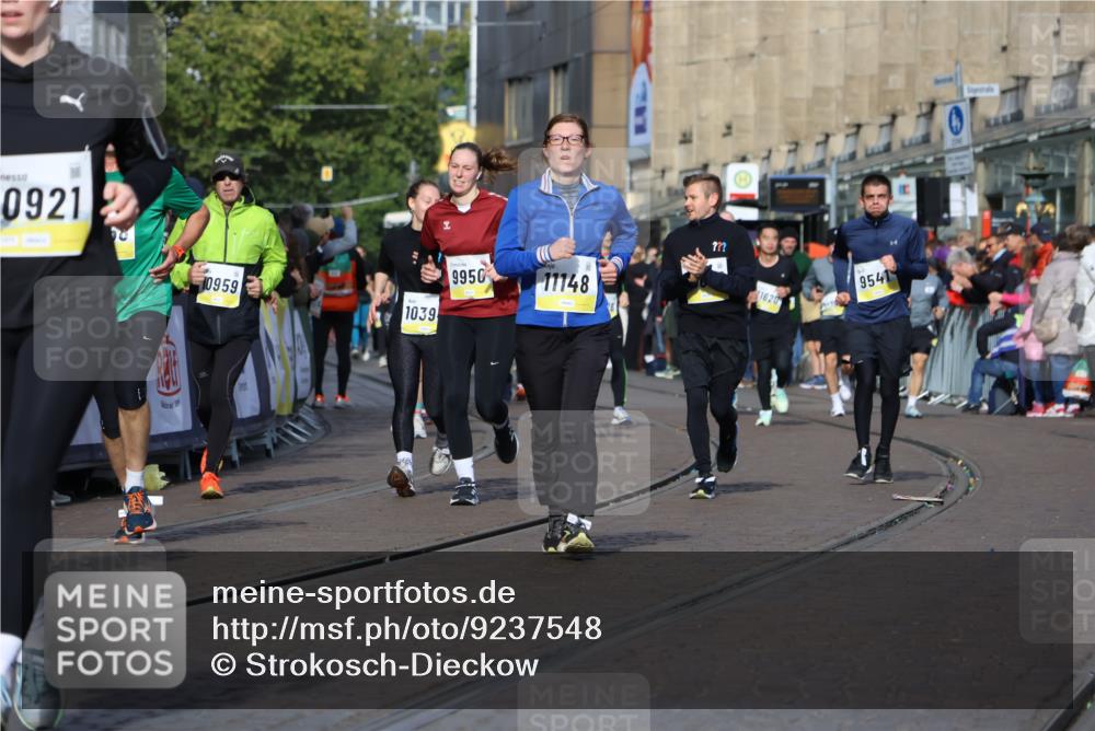 05.10.2025 - 20. swb-Marathon Bremen Strokosch-Dieckow http://msf.ph/oto/9237548 05.10.2025 10:55:57 Ziel 7147, 9541, 9871, 9950, 10015, 10394, 10641, 10654, 10675, 10758, 10921, 10959, 11148, 11439, 11626 meine-sportfotos.de