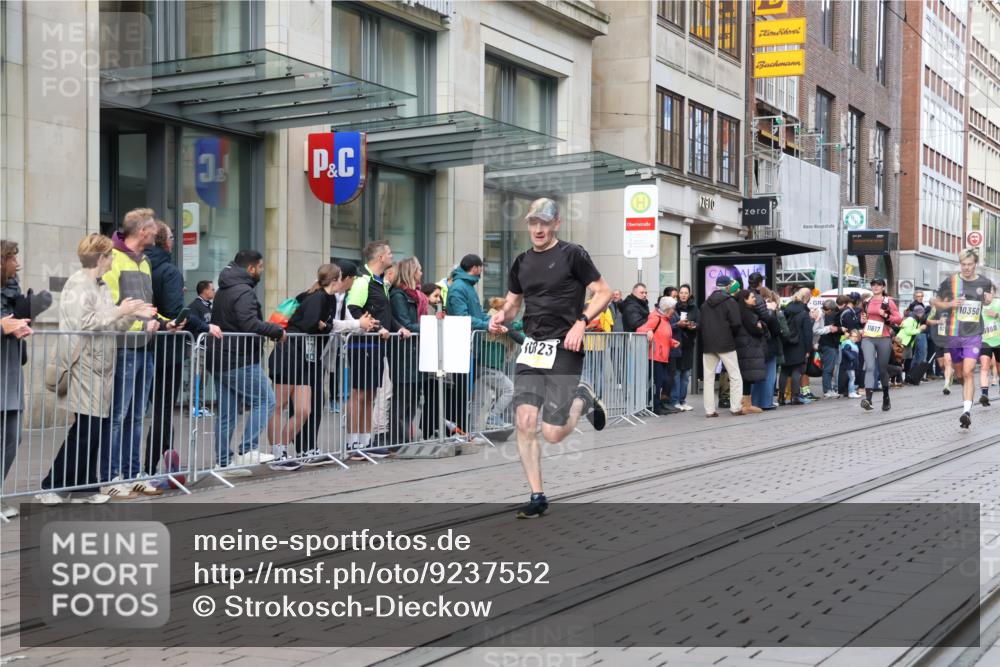 05.10.2025 - 20. swb-Marathon Bremen Strokosch-Dieckow http://msf.ph/oto/9237552 05.10.2025 10:45:32 Ziel 28, 8000, 9200, 9285, 9397, 9500, 9709, 9876, 9960, 10090, 10350, 10639, 10688, 10773, 10792, 10823, 11074, 11513, 11617, 11678, 11745, 28, 8000, 9200, 9285, 9397, 9500, 9709, 9876, 9960, 10090, 10350, 10639, 10688, 10773, 10792, 10823, 11074, 11513, 11617, 11678, 11745 meine-sportfotos.de
