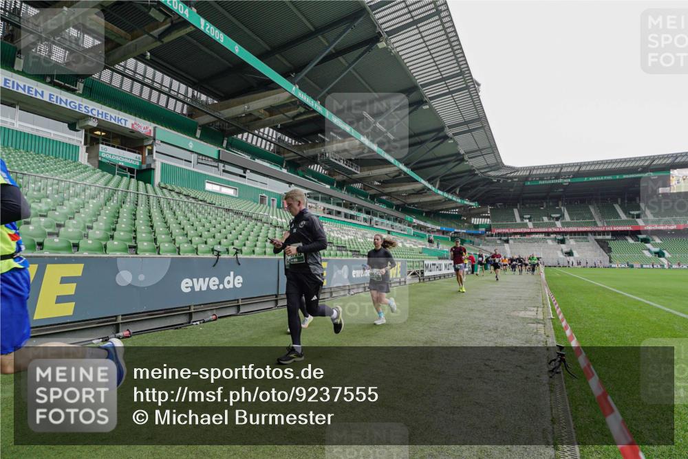 05.10.2025 - 20. swb-Marathon Bremen Michael Burmester http://msf.ph/oto/9237555 05.10.2025 13:00:53 Laufen im Stadion 47, 52, 58, 72, 156, 283, 440, 491, 498, 575, 694, 1017, 1082, 1116, 1182, 1238, 1273, 1423, 1471, 1606, 1968, 1973, 1998, 2007, 2196, 2330, 2369, 2446, 2504, 2518, 2661, 2668, 2706, 2712, 2745, 2806, 2822, 2915, 3040, 3160, 3209, 3237, 3293, 3360, 3604, 3605, 3979, 4034, 4035, 4128, 4202, 4216, 4263, 4502, 4661, 4788, 4879, 5011, 5048, 5080, 5121, 5183, 5272, 5329, 5414, 5610, 5663, 5727, 5752, 5836, 5841, 6027, 6057, 6440, 6523, 6704, 6762, 271, 491, 1606, 1806 meine-sportfotos.de
