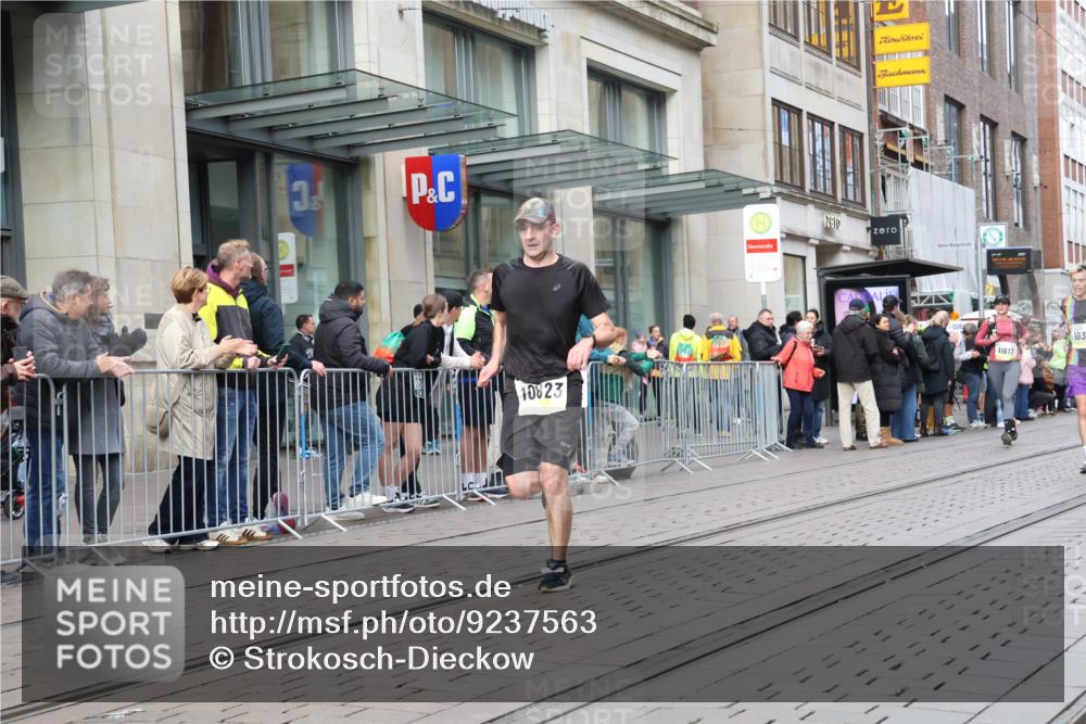 05.10.2025 - 20. swb-Marathon Bremen Strokosch-Dieckow http://msf.ph/oto/9237563 05.10.2025 10:45:33 Ziel 28, 9285, 9397, 9500, 9709, 9876, 9960, 10090, 10350, 10639, 10688, 10773, 10792, 10823, 11074, 11513, 11617, 28, 9285, 9397, 9500, 9709, 9876, 9960, 10090, 10350, 10639, 10688, 10773, 10792, 10823, 11074, 11513, 11617 meine-sportfotos.de