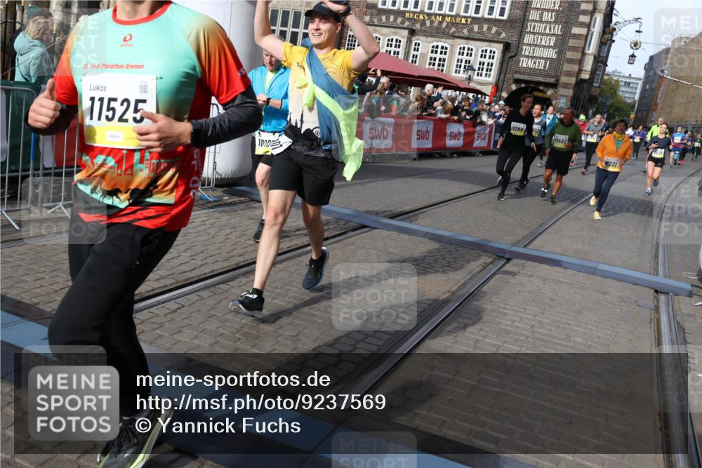 05.10.2025 - 20. swb-Marathon Bremen Yannick Fuchs http://msf.ph/oto/9237569 05.10.2025 11:06:14 Ziel 9355, 9438, 9786, 9931, 10081, 10095, 10100, 10101, 10192, 10462, 10587, 10597, 10623, 11134, 11231, 11468, 11525 meine-sportfotos.de