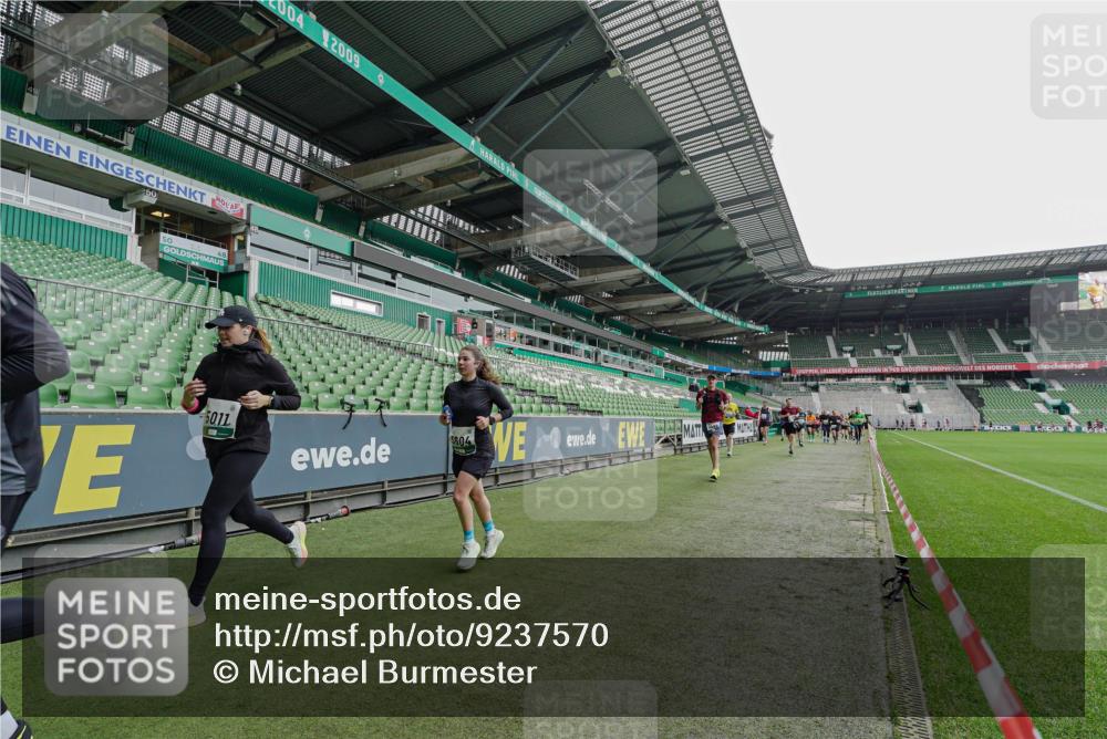05.10.2025 - 20. swb-Marathon Bremen Michael Burmester http://msf.ph/oto/9237570 05.10.2025 13:00:54 Laufen im Stadion 47, 52, 58, 72, 156, 283, 440, 488, 498, 575, 694, 1017, 1082, 1116, 1182, 1238, 1273, 1423, 1471, 1968, 1973, 1998, 2007, 2196, 2235, 2330, 2369, 2446, 2504, 2518, 2661, 2668, 2706, 2712, 2745, 2806, 2822, 2915, 3040, 3160, 3209, 3237, 3293, 3360, 3604, 3605, 3979, 4034, 4035, 4128, 4202, 4216, 4263, 4502, 4661, 4788, 4879, 5011, 5048, 5080, 5121, 5183, 5272, 5329, 5414, 5610, 5663, 5727, 5752, 5836, 5841, 6027, 6057, 6440, 6523, 6704, 6762, 271, 491, 1606, 1806 meine-sportfotos.de