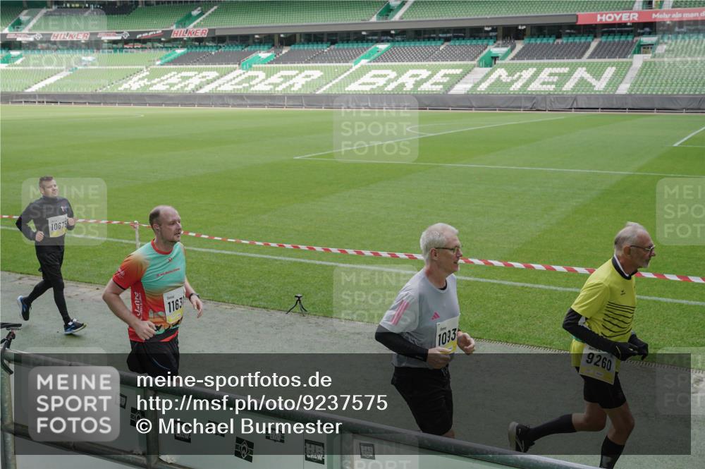 05.10.2025 - 20. swb-Marathon Bremen Michael Burmester http://msf.ph/oto/9237575 05.10.2025 10:33:11 Laufen im Stadion 7077, 7165, 9187, 9195, 9197, 9221, 9258, 9260, 9282, 9295, 9318, 9359, 9367, 9392, 9402, 9407, 9424, 9461, 9464, 9475, 9492, 9494, 9539, 9541, 9548, 9570, 9574, 9577, 9650, 9654, 9703, 9717, 9754, 9835, 9856, 9900, 9918, 9933, 9935, 9939, 9950, 10007, 10008, 10032, 10034, 10042, 10046, 10097, 10174, 10232, 10233, 10234, 10253, 10256, 10308, 10309, 10323, 10326, 10349, 10387, 10388, 10394, 10402, 10436, 10475, 10484, 10487, 10533, 10915, 10992 meine-sportfotos.de