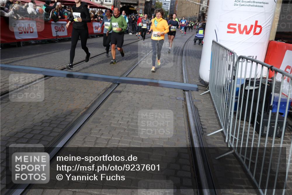 05.10.2025 - 20. swb-Marathon Bremen Yannick Fuchs http://msf.ph/oto/9237601 05.10.2025 11:06:15 Ziel 9355, 9438, 9786, 9931, 10081, 10095, 10100, 10101, 10192, 10462, 10587, 10597, 10623, 10848, 11134, 11231, 11525 meine-sportfotos.de