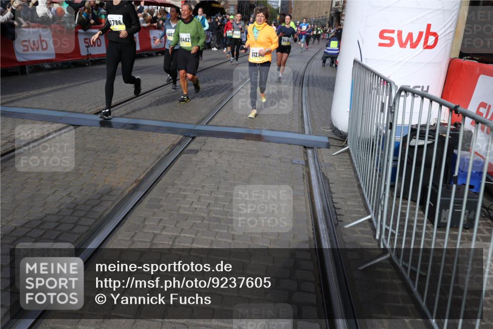 05.10.2025 - 20. swb-Marathon Bremen Yannick Fuchs http://msf.ph/oto/9237605 05.10.2025 11:06:15 Ziel 9355, 9438, 9786, 9931, 10081, 10095, 10100, 10101, 10192, 10462, 10587, 10597, 10623, 10848, 11134, 11231, 11525 meine-sportfotos.de