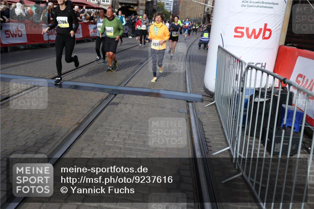 05.10.2025 - 20. swb-Marathon Bremen Yannick Fuchs http://msf.ph/oto/9237616 05.10.2025 11:06:15 Ziel 9355, 9438, 9786, 9931, 10081, 10095, 10100, 10101, 10192, 10462, 10587, 10597, 10623, 10848, 11134, 11231, 11525 meine-sportfotos.de