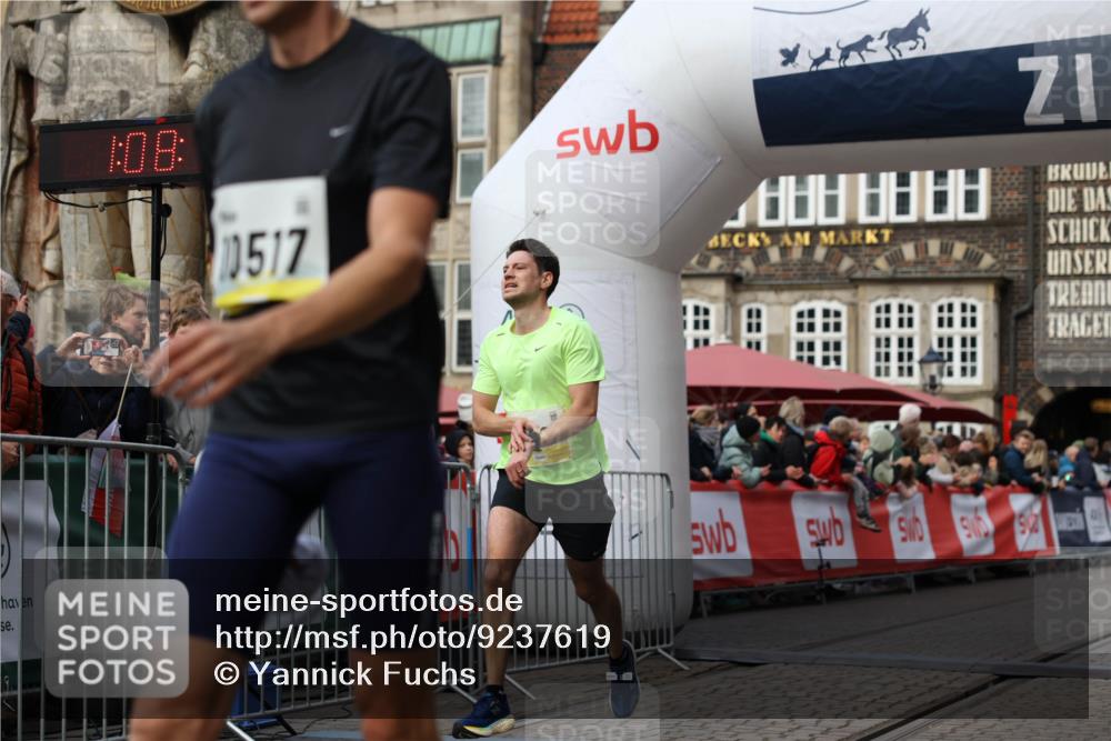 05.10.2025 - 20. swb-Marathon Bremen Yannick Fuchs http://msf.ph/oto/9237619 05.10.2025 10:39:01 Ziel 10352, 10517, 10967 meine-sportfotos.de