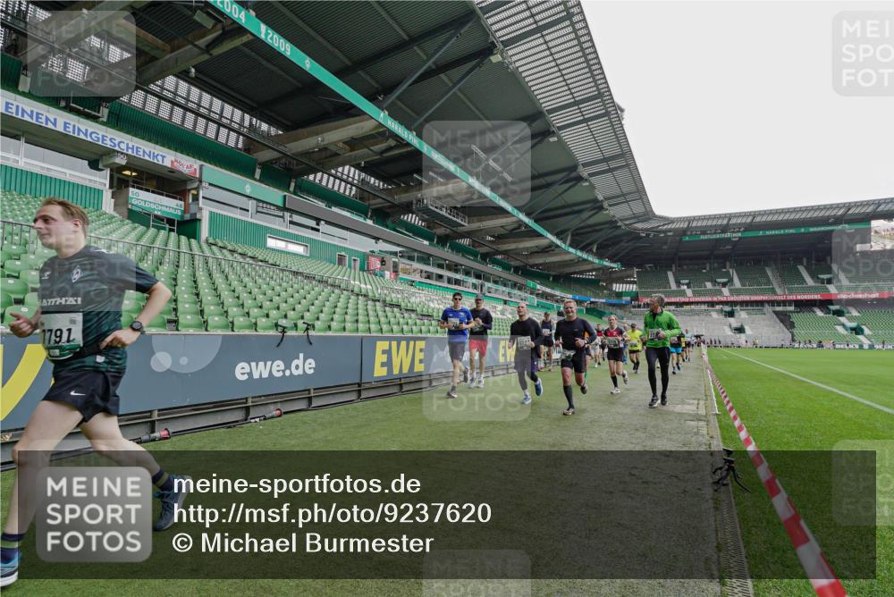 05.10.2025 - 20. swb-Marathon Bremen Michael Burmester http://msf.ph/oto/9237620 05.10.2025 13:01:02 Laufen im Stadion 52, 58, 72, 156, 335, 440, 488, 498, 575, 694, 1017, 1082, 1116, 1182, 1238, 1273, 1423, 1471, 1968, 1973, 1998, 2007, 2196, 2235, 2330, 2369, 2446, 2504, 2661, 2668, 2706, 2712, 2745, 2806, 2822, 2995, 3160, 3209, 3293, 3360, 3604, 3605, 3979, 4034, 4035, 4128, 4216, 4263, 4329, 4502, 4661, 4788, 5011, 5048, 5080, 5121, 5150, 5183, 5272, 5329, 5414, 5610, 5663, 5727, 5752, 5836, 5841, 5985, 6027, 6057, 6082, 6440, 6523, 6704, 47, 271, 283, 491, 694, 1606, 1806, 2518, 2915 meine-sportfotos.de