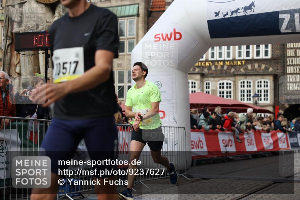 05.10.2025 - 20. swb-Marathon Bremen Yannick Fuchs http://msf.ph/oto/9237627 05.10.2025 10:39:01 Ziel 10352, 10517, 10967 meine-sportfotos.de