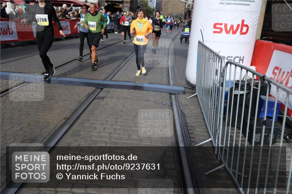 05.10.2025 - 20. swb-Marathon Bremen Yannick Fuchs http://msf.ph/oto/9237631 05.10.2025 11:06:15 Ziel 9355, 9438, 9786, 9931, 10081, 10095, 10100, 10101, 10192, 10462, 10587, 10597, 10623, 10848, 11134, 11231, 11525 meine-sportfotos.de
