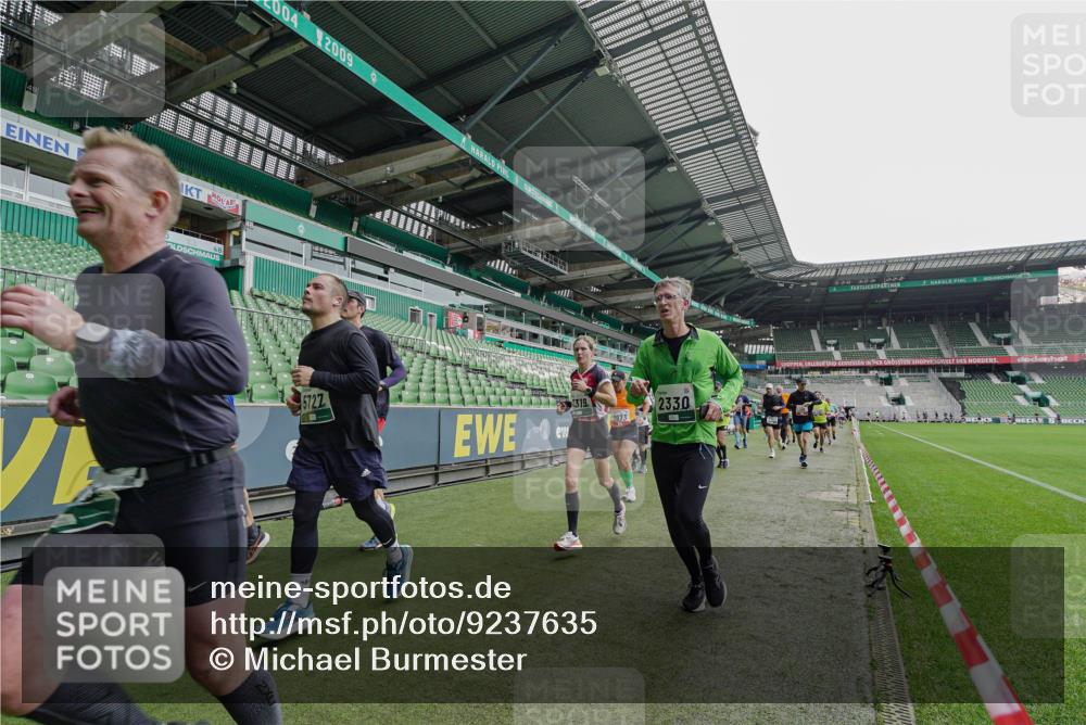 05.10.2025 - 20. swb-Marathon Bremen Michael Burmester http://msf.ph/oto/9237635 05.10.2025 13:01:04 Laufen im Stadion 52, 58, 72, 156, 335, 440, 488, 498, 575, 1017, 1082, 1116, 1182, 1238, 1273, 1423, 1471, 1968, 1973, 1998, 2007, 2196, 2235, 2330, 2369, 2433, 2446, 2504, 2661, 2668, 2706, 2712, 2806, 2822, 2995, 3160, 3209, 3293, 3360, 3604, 3605, 3979, 4034, 4035, 4128, 4216, 4263, 4329, 4502, 4788, 5011, 5048, 5080, 5121, 5150, 5183, 5272, 5329, 5414, 5610, 5663, 5727, 5752, 5836, 5841, 5985, 6027, 6057, 6082, 6440, 6523, 6704, 47, 271, 283, 491, 694, 1606, 1806, 2518, 2745, 2915 meine-sportfotos.de