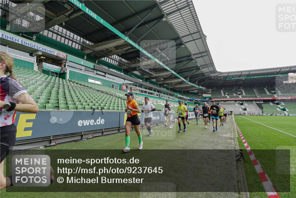 05.10.2025 - 20. swb-Marathon Bremen Michael Burmester http://msf.ph/oto/9237645 05.10.2025 13:01:05 Laufen im Stadion 52, 58, 72, 156, 335, 440, 488, 498, 575, 1017, 1082, 1116, 1182, 1238, 1273, 1423, 1471, 1968, 1973, 1998, 2007, 2196, 2235, 2330, 2369, 2433, 2446, 2504, 2661, 2668, 2706, 2712, 2806, 2822, 2995, 3160, 3209, 3293, 3360, 3604, 3605, 3877, 3979, 4034, 4035, 4128, 4216, 4263, 4329, 4502, 4788, 5011, 5048, 5080, 5121, 5150, 5183, 5272, 5329, 5414, 5610, 5663, 5727, 5752, 5836, 5841, 5985, 6027, 6057, 6082, 6440, 6523, 6704, 47, 271, 283, 491, 694, 1606, 1806, 2518, 2745, 2915 meine-sportfotos.de