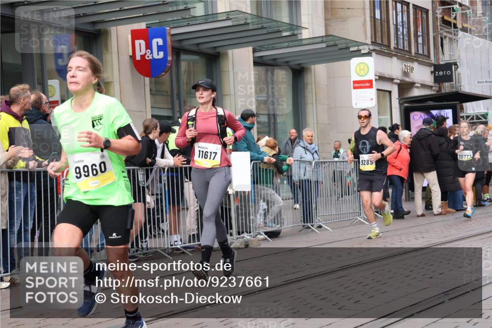 05.10.2025 - 20. swb-Marathon Bremen Strokosch-Dieckow http://msf.ph/oto/9237661 05.10.2025 10:45:37 Ziel 28, 9285, 9397, 9500, 9876, 9960, 10090, 10350, 10688, 10773, 10823, 10858, 11074, 11446, 11513, 11617, 28, 9285, 9397, 9500, 9876, 9960, 10090, 10350, 10688, 10773, 10823, 10858, 11074, 11446, 11513, 11617 meine-sportfotos.de