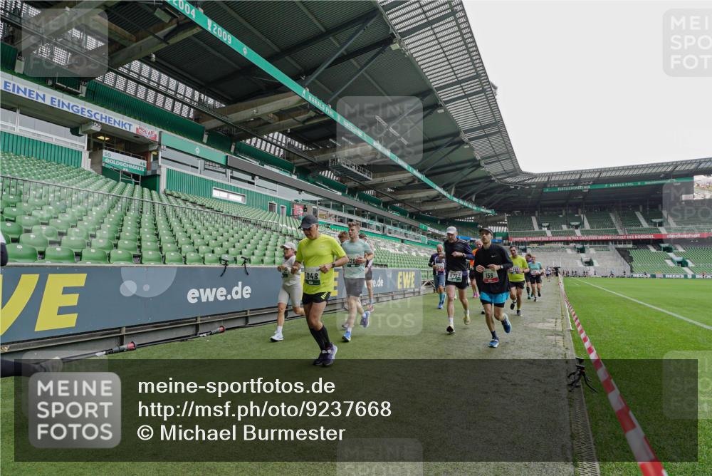 05.10.2025 - 20. swb-Marathon Bremen Michael Burmester http://msf.ph/oto/9237668 05.10.2025 13:01:06 Laufen im Stadion 52, 58, 72, 156, 335, 440, 488, 498, 575, 1017, 1082, 1116, 1182, 1238, 1273, 1423, 1471, 1968, 1973, 1998, 2007, 2196, 2235, 2330, 2369, 2433, 2446, 2504, 2661, 2668, 2706, 2712, 2806, 2822, 2995, 3209, 3293, 3360, 3604, 3605, 3877, 3979, 4034, 4035, 4128, 4216, 4263, 4329, 4502, 4788, 5011, 5048, 5080, 5121, 5150, 5183, 5272, 5329, 5414, 5610, 5663, 5727, 5752, 5836, 5841, 5985, 6027, 6057, 6082, 6440, 6523, 6704, 47, 271, 283, 491, 498, 694, 1606, 1806, 2518, 2745, 2915 meine-sportfotos.de