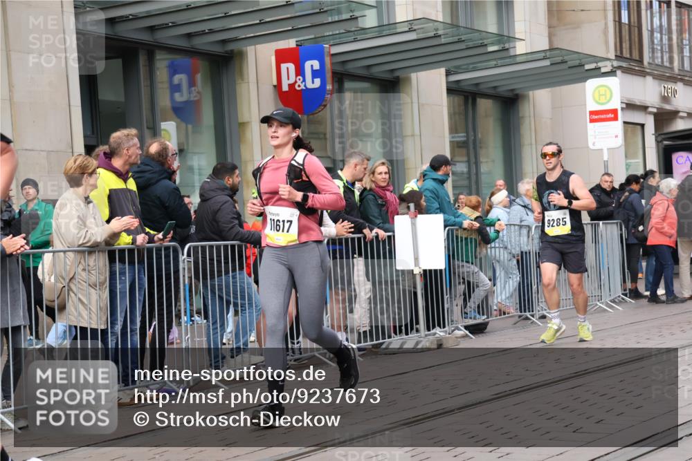 05.10.2025 - 20. swb-Marathon Bremen Strokosch-Dieckow http://msf.ph/oto/9237673 05.10.2025 10:45:37 Ziel 28, 9285, 9397, 9500, 9876, 9960, 10090, 10350, 10688, 10773, 10823, 10858, 11074, 11446, 11513, 11617, 28, 9285, 9397, 9500, 9876, 9960, 10090, 10350, 10688, 10773, 10823, 10858, 11074, 11446, 11513, 11617 meine-sportfotos.de
