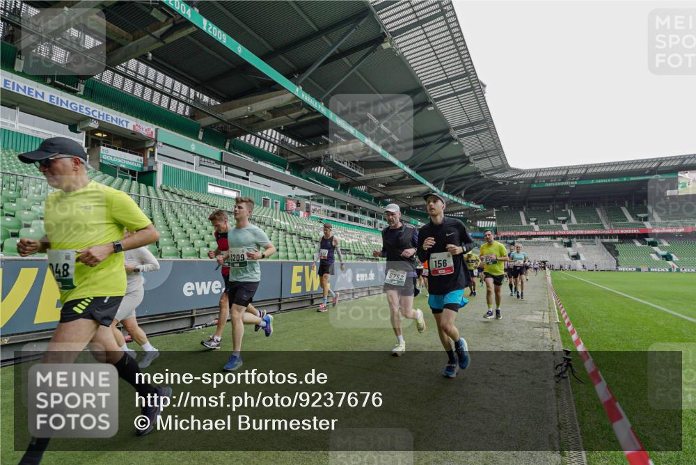 05.10.2025 - 20. swb-Marathon Bremen Michael Burmester http://msf.ph/oto/9237676 05.10.2025 13:01:07 Laufen im Stadion 52, 58, 72, 156, 335, 440, 488, 575, 1017, 1082, 1116, 1182, 1238, 1273, 1423, 1471, 1893, 1968, 1973, 1998, 2007, 2196, 2235, 2330, 2369, 2433, 2446, 2504, 2661, 2668, 2706, 2712, 2806, 2822, 2995, 3209, 3293, 3360, 3604, 3605, 3877, 3979, 4128, 4216, 4263, 4329, 4502, 4788, 5011, 5048, 5080, 5121, 5150, 5183, 5272, 5329, 5414, 5610, 5663, 5727, 5752, 5836, 5841, 5985, 6027, 6057, 6082, 6440, 6523, 6704, 47, 271, 283, 491, 498, 694, 1606, 1806, 2518, 2745, 2915 meine-sportfotos.de