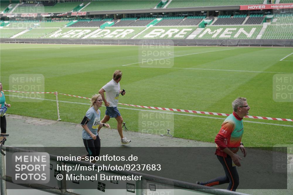 05.10.2025 - 20. swb-Marathon Bremen Michael Burmester http://msf.ph/oto/9237683 05.10.2025 10:33:15 Laufen im Stadion 7077, 9187, 9195, 9197, 9221, 9258, 9260, 9282, 9295, 9318, 9359, 9367, 9392, 9402, 9407, 9424, 9461, 9464, 9475, 9492, 9494, 9539, 9541, 9548, 9569, 9570, 9574, 9577, 9633, 9650, 9654, 9703, 9717, 9754, 9835, 9855, 9856, 9900, 9918, 9933, 9935, 9939, 9950, 10007, 10008, 10032, 10034, 10042, 10046, 10097, 10174, 10232, 10233, 10234, 10253, 10256, 10308, 10309, 10323, 10326, 10349, 10387, 10394, 10402, 10436, 10475, 10484, 10487, 10533, 10755, 10915, 10992, 7165 meine-sportfotos.de