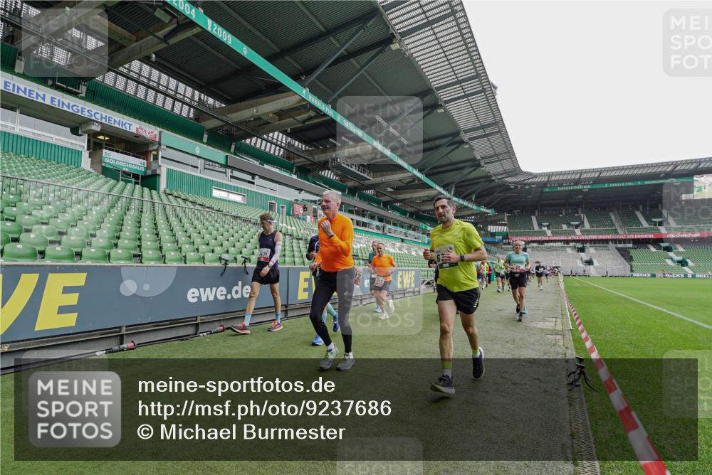 05.10.2025 - 20. swb-Marathon Bremen Michael Burmester http://msf.ph/oto/9237686 05.10.2025 13:01:09 Laufen im Stadion 52, 58, 72, 156, 335, 440, 488, 575, 1017, 1082, 1182, 1238, 1273, 1423, 1893, 1968, 1973, 1998, 2196, 2235, 2330, 2369, 2433, 2446, 2504, 2661, 2668, 2706, 2712, 2806, 2822, 2995, 3209, 3293, 3360, 3387, 3604, 3877, 3979, 4128, 4216, 4263, 4329, 4502, 4618, 4788, 5011, 5048, 5080, 5121, 5150, 5183, 5272, 5329, 5414, 5610, 5663, 5727, 5752, 5836, 5841, 5985, 6027, 6057, 6082, 6440, 6523, 47, 271, 283, 491, 498, 575, 694, 1116, 1606, 1806, 2518, 2745, 2915 meine-sportfotos.de