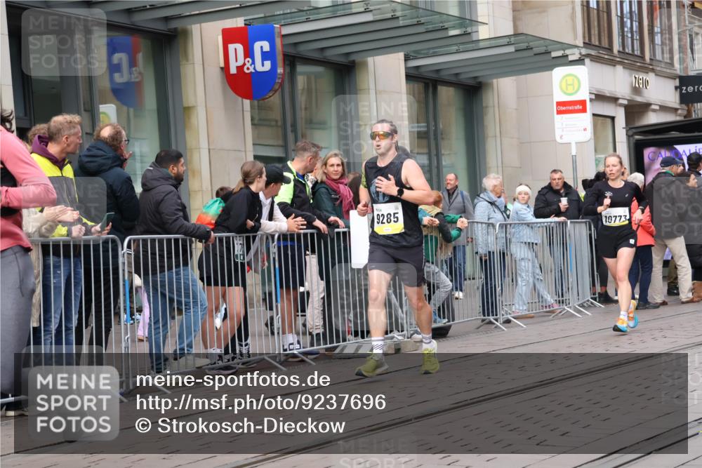 05.10.2025 - 20. swb-Marathon Bremen Strokosch-Dieckow http://msf.ph/oto/9237696 05.10.2025 10:45:38 Ziel 9285, 9397, 9500, 9876, 9960, 10090, 10350, 10688, 10773, 10823, 10858, 11074, 11446, 11513, 11617, 9285, 9397, 9500, 9876, 9960, 10090, 10350, 10688, 10773, 10823, 10858, 11074, 11446, 11513, 11617 meine-sportfotos.de