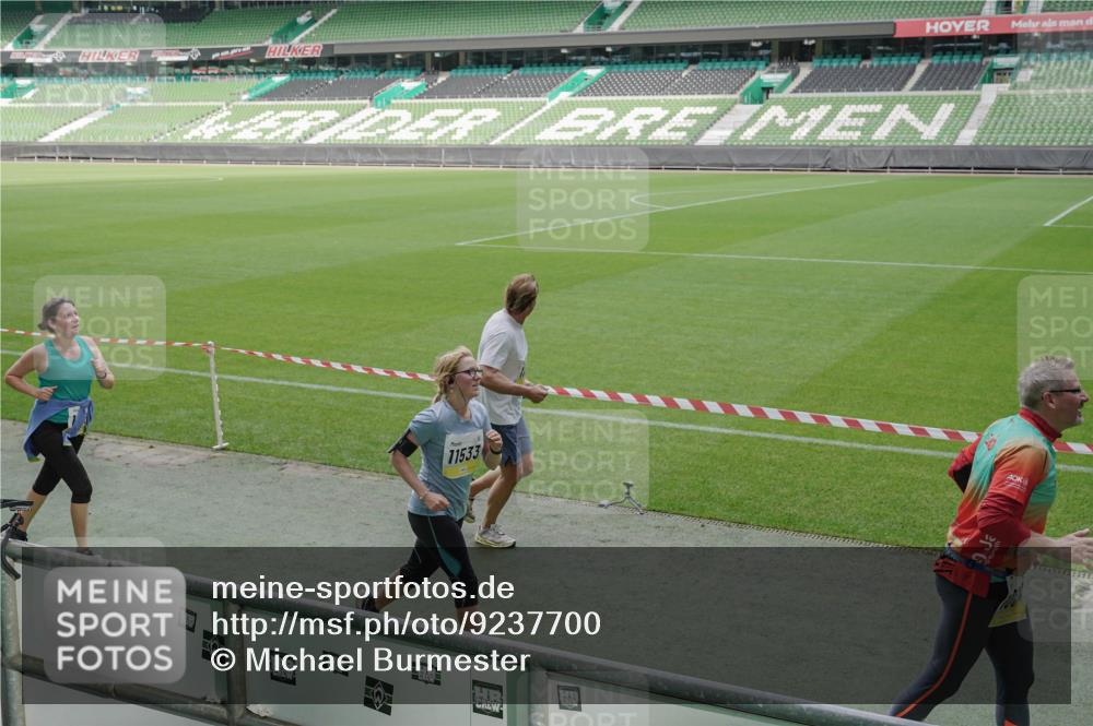 05.10.2025 - 20. swb-Marathon Bremen Michael Burmester http://msf.ph/oto/9237700 05.10.2025 10:33:15 Laufen im Stadion 7077, 9187, 9195, 9197, 9221, 9258, 9260, 9282, 9295, 9318, 9359, 9367, 9392, 9402, 9407, 9424, 9461, 9464, 9475, 9492, 9494, 9539, 9541, 9548, 9569, 9570, 9574, 9577, 9633, 9650, 9654, 9703, 9717, 9754, 9835, 9855, 9856, 9900, 9918, 9933, 9935, 9939, 9950, 10007, 10008, 10032, 10034, 10042, 10046, 10097, 10174, 10232, 10233, 10234, 10253, 10256, 10308, 10309, 10323, 10326, 10349, 10387, 10394, 10402, 10436, 10475, 10484, 10487, 10533, 10755, 10915, 10992, 7165 meine-sportfotos.de