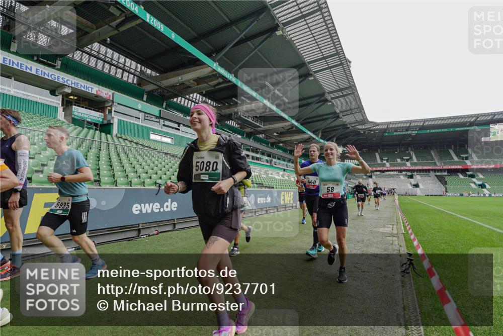 05.10.2025 - 20. swb-Marathon Bremen Michael Burmester http://msf.ph/oto/9237701 05.10.2025 13:01:11 Laufen im Stadion 52, 58, 72, 156, 335, 440, 488, 1017, 1082, 1182, 1238, 1273, 1423, 1893, 1968, 1973, 1998, 2102, 2196, 2235, 2330, 2369, 2433, 2446, 2661, 2668, 2706, 2712, 2806, 2822, 2918, 2995, 3209, 3360, 3387, 3604, 3662, 3663, 3877, 3979, 4128, 4216, 4263, 4329, 4502, 4618, 4788, 5011, 5048, 5080, 5121, 5150, 5183, 5272, 5329, 5414, 5610, 5663, 5727, 5752, 5836, 5841, 5985, 6027, 6057, 6082, 6440, 6523, 47, 283, 491, 498, 575, 694, 1017, 1116, 1606, 1806, 2518, 2745, 2915 meine-sportfotos.de