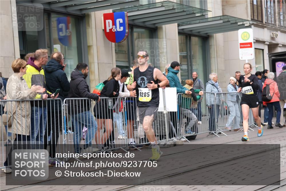 05.10.2025 - 20. swb-Marathon Bremen Strokosch-Dieckow http://msf.ph/oto/9237705 05.10.2025 10:45:38 Ziel 9285, 9397, 9500, 9876, 9960, 10090, 10350, 10688, 10773, 10823, 10858, 11074, 11446, 11513, 11617, 9285, 9397, 9500, 9876, 9960, 10090, 10350, 10688, 10773, 10823, 10858, 11074, 11446, 11513, 11617 meine-sportfotos.de
