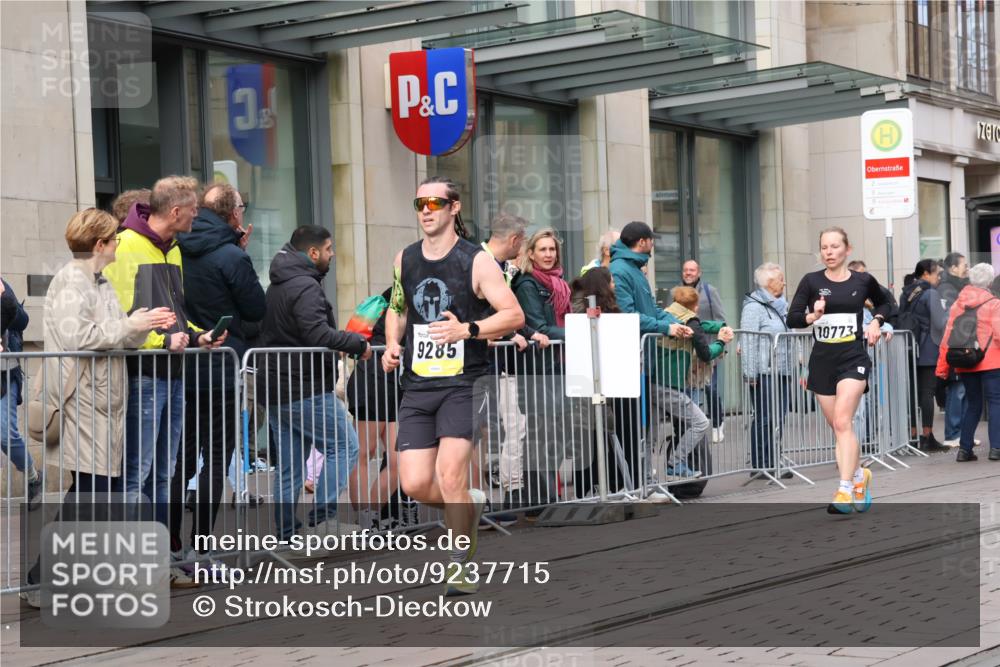 05.10.2025 - 20. swb-Marathon Bremen Strokosch-Dieckow http://msf.ph/oto/9237715 05.10.2025 10:45:39 Ziel 9285, 9397, 9500, 9876, 9960, 10090, 10350, 10688, 10773, 10823, 10858, 11074, 11446, 11513, 11617, 9285, 9397, 9500, 9876, 9960, 10090, 10350, 10688, 10773, 10823, 10858, 11074, 11446, 11513, 11617 meine-sportfotos.de