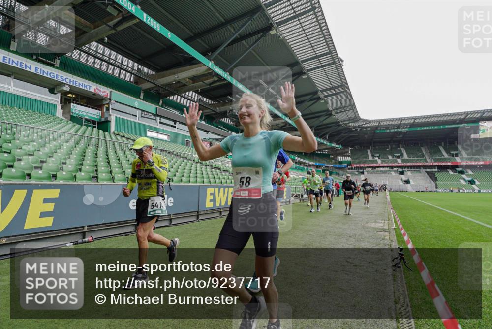 05.10.2025 - 20. swb-Marathon Bremen Michael Burmester http://msf.ph/oto/9237717 05.10.2025 13:01:12 Laufen im Stadion 52, 58, 72, 152, 156, 335, 440, 488, 546, 979, 1082, 1182, 1238, 1273, 1423, 1893, 1968, 1973, 1998, 2096, 2102, 2196, 2235, 2330, 2369, 2433, 2446, 2565, 2661, 2668, 2706, 2712, 2806, 2822, 2918, 2995, 3209, 3360, 3387, 3604, 3662, 3663, 3877, 3979, 4128, 4216, 4263, 4329, 4502, 4618, 4788, 5011, 5048, 5080, 5121, 5150, 5183, 5272, 5329, 5414, 5663, 5727, 5752, 5836, 5841, 5985, 6027, 6057, 6082, 6440, 6523, 47, 283, 491, 498, 575, 694, 1017, 1116, 1606, 2518, 2745, 2915 meine-sportfotos.de