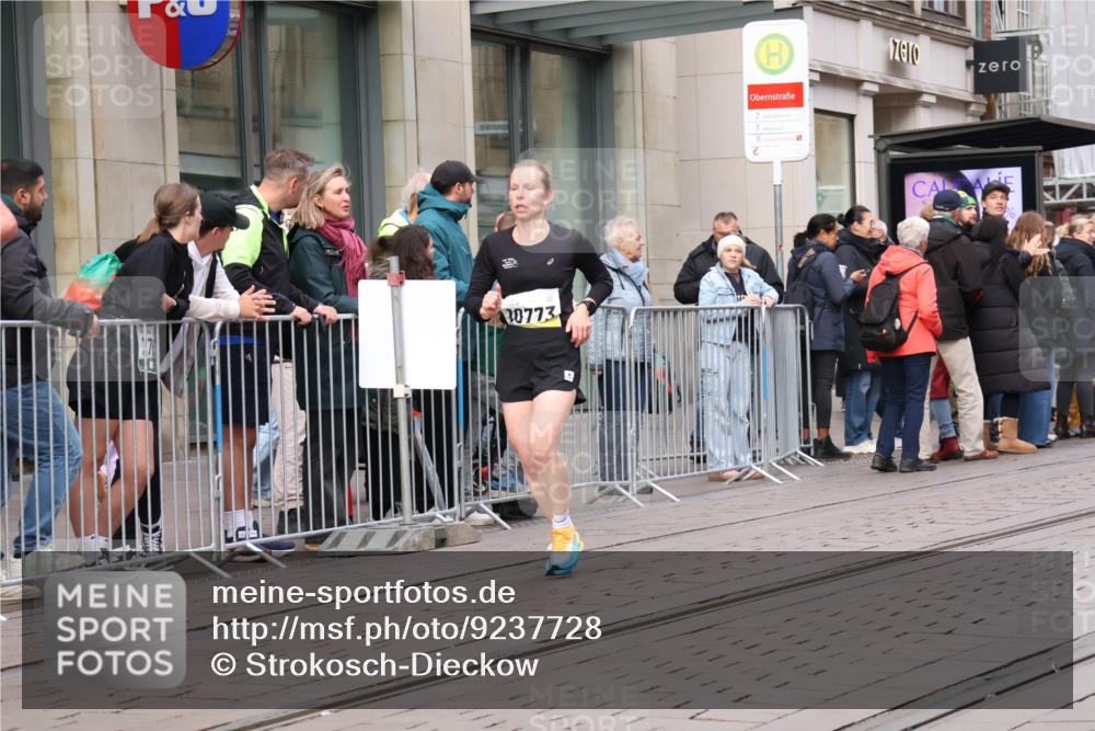 05.10.2025 - 20. swb-Marathon Bremen Strokosch-Dieckow http://msf.ph/oto/9237728 05.10.2025 10:45:39 Ziel 9285, 9397, 9500, 9876, 9960, 10090, 10350, 10688, 10773, 10823, 10858, 11074, 11446, 11513, 11617, 9285, 9397, 9500, 9876, 9960, 10090, 10350, 10688, 10773, 10823, 10858, 11074, 11446, 11513, 11617 meine-sportfotos.de