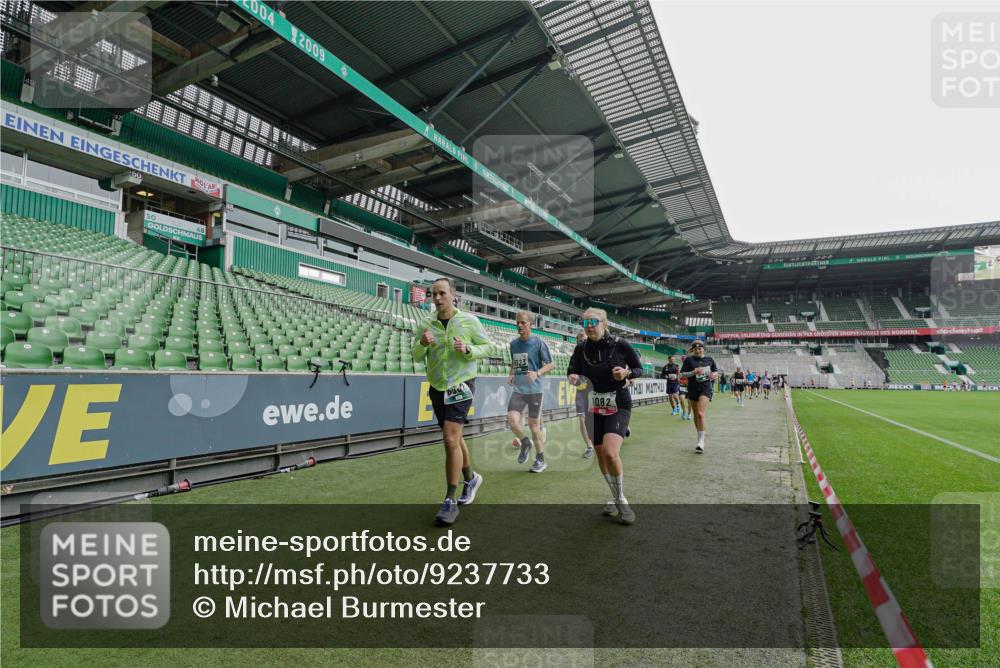 05.10.2025 - 20. swb-Marathon Bremen Michael Burmester http://msf.ph/oto/9237733 05.10.2025 13:01:14 Laufen im Stadion 52, 58, 72, 152, 156, 335, 440, 488, 546, 979, 1082, 1182, 1238, 1273, 1423, 1893, 1968, 1973, 1996, 1998, 2096, 2102, 2196, 2235, 2330, 2369, 2433, 2446, 2565, 2661, 2668, 2706, 2712, 2806, 2822, 2918, 2995, 3209, 3360, 3387, 3604, 3662, 3663, 3877, 3979, 4128, 4216, 4263, 4329, 4502, 4618, 4788, 5011, 5048, 5080, 5121, 5150, 5183, 5272, 5329, 5414, 5663, 5727, 5752, 5836, 5841, 5985, 6027, 6057, 6082, 6440, 6523, 47, 283, 498, 575, 694, 1017, 1116, 2518, 2745, 2915 meine-sportfotos.de