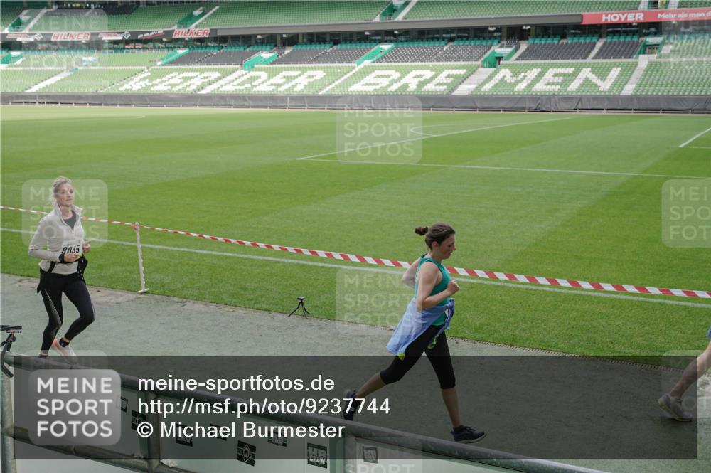 05.10.2025 - 20. swb-Marathon Bremen Michael Burmester http://msf.ph/oto/9237744 05.10.2025 10:33:16 Laufen im Stadion 7077, 9187, 9195, 9197, 9221, 9258, 9260, 9282, 9295, 9318, 9359, 9367, 9392, 9402, 9407, 9424, 9461, 9464, 9475, 9492, 9494, 9539, 9541, 9548, 9569, 9570, 9574, 9577, 9633, 9650, 9654, 9703, 9717, 9754, 9835, 9855, 9856, 9900, 9918, 9933, 9935, 9939, 9950, 10007, 10008, 10032, 10034, 10042, 10046, 10097, 10174, 10232, 10233, 10234, 10253, 10256, 10308, 10309, 10323, 10326, 10349, 10387, 10394, 10402, 10436, 10475, 10484, 10533, 10755, 10915, 10992, 7165 meine-sportfotos.de