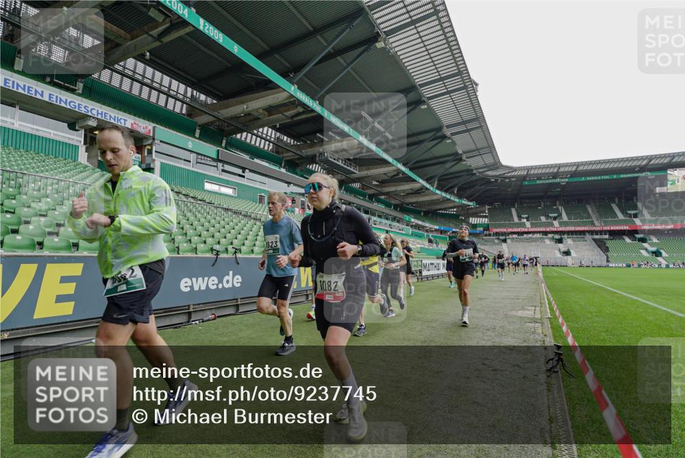 05.10.2025 - 20. swb-Marathon Bremen Michael Burmester http://msf.ph/oto/9237745 05.10.2025 13:01:15 Laufen im Stadion 52, 58, 72, 152, 156, 335, 440, 488, 546, 672, 979, 1082, 1182, 1238, 1273, 1423, 1893, 1968, 1973, 1996, 1998, 2096, 2102, 2196, 2235, 2330, 2369, 2433, 2446, 2565, 2661, 2668, 2706, 2712, 2806, 2822, 2918, 2995, 3209, 3360, 3387, 3604, 3662, 3663, 3877, 3979, 4128, 4216, 4263, 4329, 4618, 4788, 5011, 5048, 5080, 5121, 5150, 5183, 5272, 5329, 5414, 5663, 5727, 5752, 5836, 5841, 5985, 6057, 6082, 6440, 6523, 47, 283, 498, 575, 694, 1017, 1116, 2518, 2745, 2915 meine-sportfotos.de
