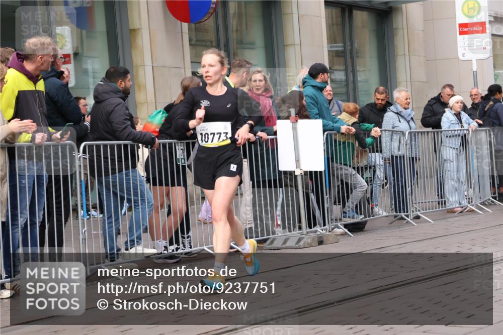 05.10.2025 - 20. swb-Marathon Bremen Strokosch-Dieckow http://msf.ph/oto/9237751 05.10.2025 10:45:40 Ziel 9285, 9397, 9500, 9876, 9960, 10090, 10688, 10773, 10858, 11074, 11446, 11513, 11617, 9285, 9397, 9500, 9876, 9960, 10090, 10688, 10773, 10858, 11074, 11446, 11513, 11617 meine-sportfotos.de