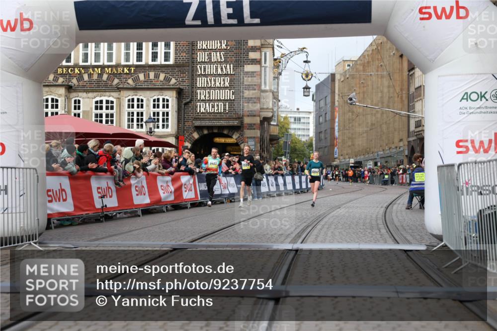 05.10.2025 - 20. swb-Marathon Bremen Yannick Fuchs http://msf.ph/oto/9237754 05.10.2025 10:39:09 Ziel 9403, 10847, 11594 meine-sportfotos.de