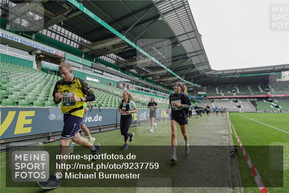 05.10.2025 - 20. swb-Marathon Bremen Michael Burmester http://msf.ph/oto/9237759 05.10.2025 13:01:16 Laufen im Stadion 52, 58, 72, 152, 156, 335, 440, 488, 546, 672, 979, 1082, 1182, 1238, 1273, 1423, 1893, 1968, 1973, 1996, 1998, 2096, 2102, 2196, 2235, 2330, 2369, 2433, 2446, 2565, 2661, 2668, 2706, 2712, 2806, 2822, 2918, 2995, 3209, 3360, 3387, 3604, 3662, 3663, 3877, 3979, 4128, 4216, 4263, 4329, 4618, 4788, 5011, 5048, 5080, 5121, 5150, 5183, 5272, 5329, 5414, 5663, 5727, 5752, 5836, 5841, 5985, 6082, 6440, 6523, 47, 52, 283, 498, 575, 694, 1017, 1116, 2518, 2745 meine-sportfotos.de