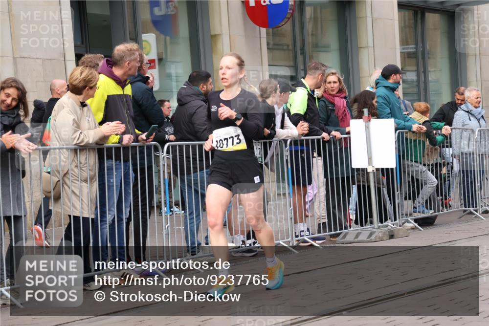 05.10.2025 - 20. swb-Marathon Bremen Strokosch-Dieckow http://msf.ph/oto/9237765 05.10.2025 10:45:40 Ziel 9285, 9397, 9500, 9876, 9960, 10090, 10688, 10773, 10858, 11074, 11446, 11513, 11617, 9285, 9397, 9500, 9876, 9960, 10090, 10688, 10773, 10858, 11074, 11446, 11513, 11617 meine-sportfotos.de