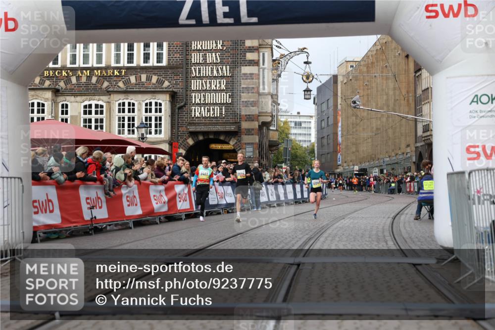 05.10.2025 - 20. swb-Marathon Bremen Yannick Fuchs http://msf.ph/oto/9237775 05.10.2025 10:39:09 Ziel 9403, 10847, 11594 meine-sportfotos.de