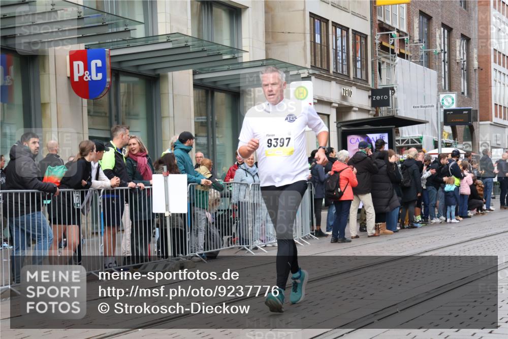 05.10.2025 - 20. swb-Marathon Bremen Strokosch-Dieckow http://msf.ph/oto/9237776 05.10.2025 10:45:42 Ziel 9285, 9397, 9500, 9876, 10090, 10688, 10773, 10858, 11074, 11446, 11513, 11617, 9285, 9397, 9500, 9876, 10090, 10688, 10773, 10858, 11074, 11446, 11513, 11617 meine-sportfotos.de