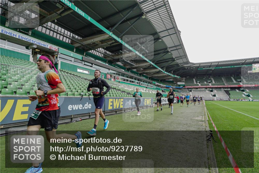 05.10.2025 - 20. swb-Marathon Bremen Michael Burmester http://msf.ph/oto/9237789 05.10.2025 13:01:19 Laufen im Stadion 58, 72, 152, 156, 335, 440, 488, 546, 672, 979, 1082, 1238, 1273, 1423, 1732, 1893, 1968, 1973, 1996, 1998, 2096, 2102, 2196, 2235, 2330, 2369, 2433, 2446, 2565, 2661, 2668, 2706, 2712, 2806, 2918, 2991, 2995, 3209, 3360, 3387, 3604, 3662, 3663, 3877, 3979, 4086, 4128, 4216, 4263, 4329, 4618, 4788, 4947, 4980, 5011, 5048, 5080, 5121, 5150, 5183, 5309, 5329, 5414, 5557, 5727, 5752, 5836, 5841, 5985, 6082, 6440, 6523, 52, 283, 498, 575, 694, 1017, 1116, 2745 meine-sportfotos.de
