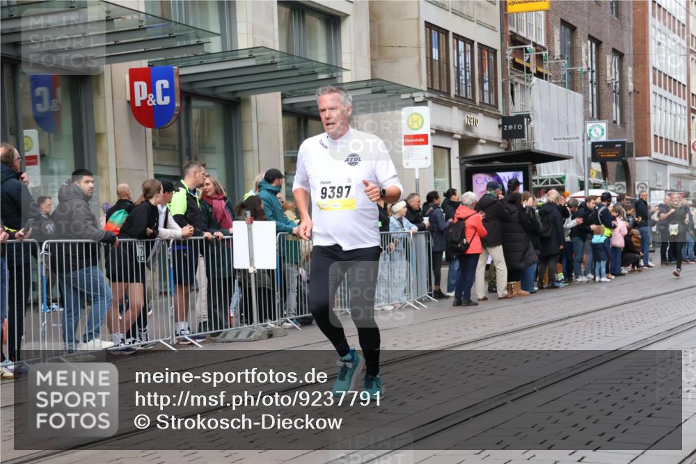 05.10.2025 - 20. swb-Marathon Bremen Strokosch-Dieckow http://msf.ph/oto/9237791 05.10.2025 10:45:43 Ziel 9285, 9351, 9362, 9397, 9500, 9876, 10090, 10688, 10773, 10858, 11074, 11446, 11513, 11617, 9285, 9351, 9362, 9397, 9500, 9876, 10090, 10688, 10773, 10858, 11074, 11446, 11513, 11617 meine-sportfotos.de