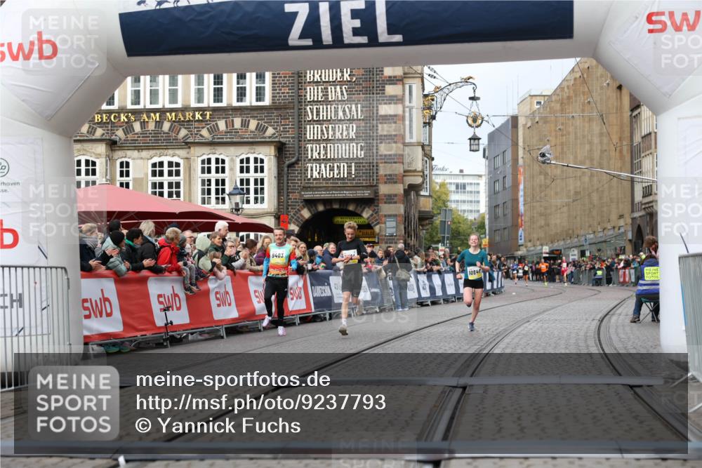 05.10.2025 - 20. swb-Marathon Bremen Yannick Fuchs http://msf.ph/oto/9237793 05.10.2025 10:39:10 Ziel 9403, 10847, 11594 meine-sportfotos.de